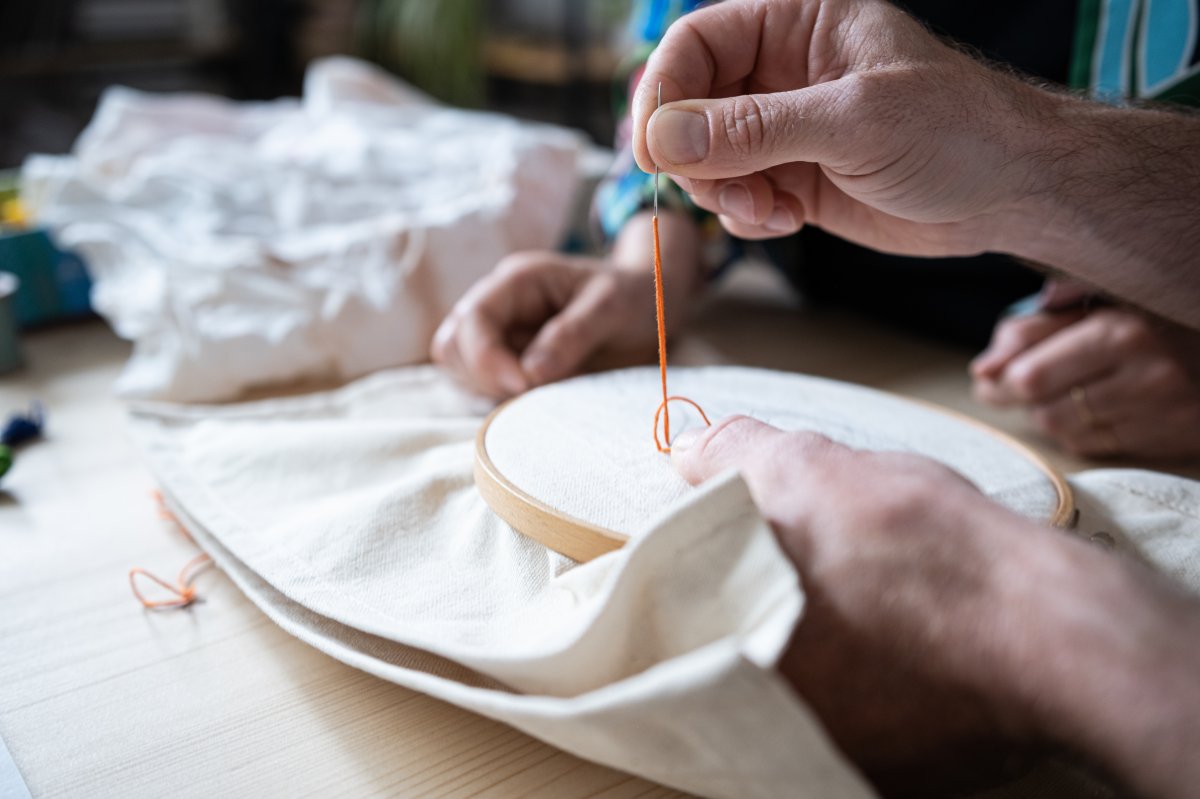 L'apprentissage des points de broderie, permet à la personne d'appréhender en toute confiance les gestes de ce savoir-faire manuel avec le fils et l'aiguille. Chaque personne choisit son dessin pour créer un t-shirt personnalisé.