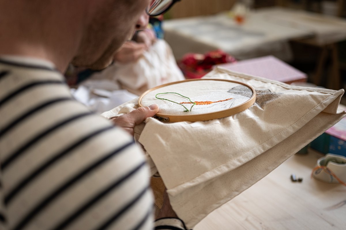 Atelier de broderie sur t-shirt, à Toulouse en Occitanie. Apprentissage des points de base, outils et techniques pour apprendre la broderie et devenir autonome