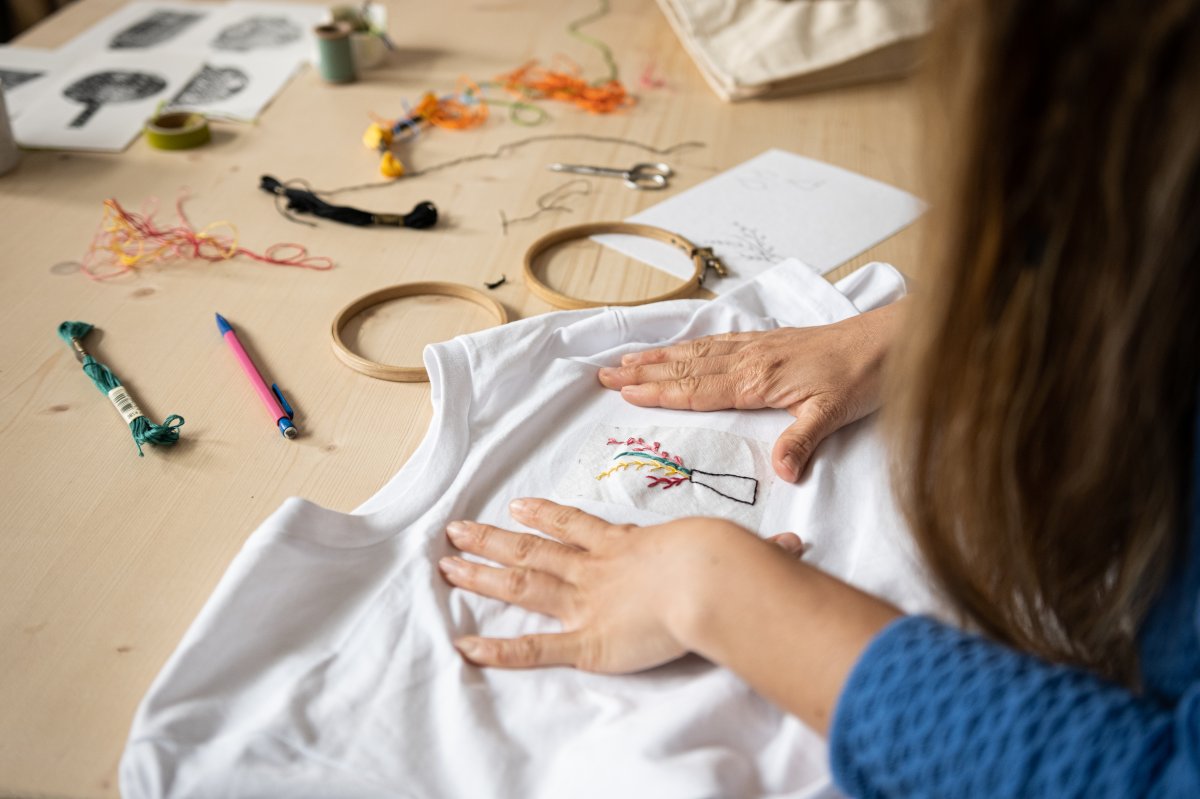 Le choix du motif pour broder un t-shirt unique et original, s'approprier les points de base pour ensuite se sentir à l'aise dans les gestes et avec les outils de broderie