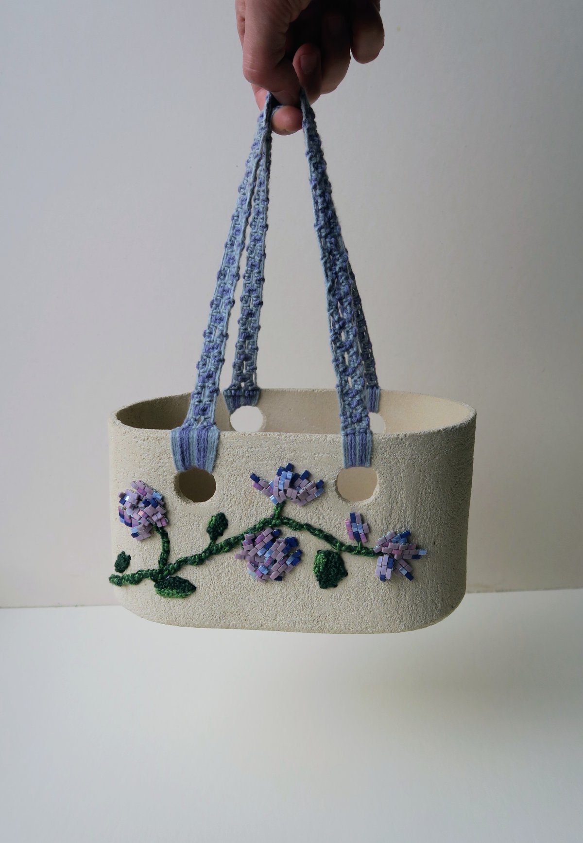 Paravent Rivage Lampe Ossau, bois de hêtre, collaboration avec une ébéniste, broderie d'art au fil de coton, artisanat d'art, luminaire unique