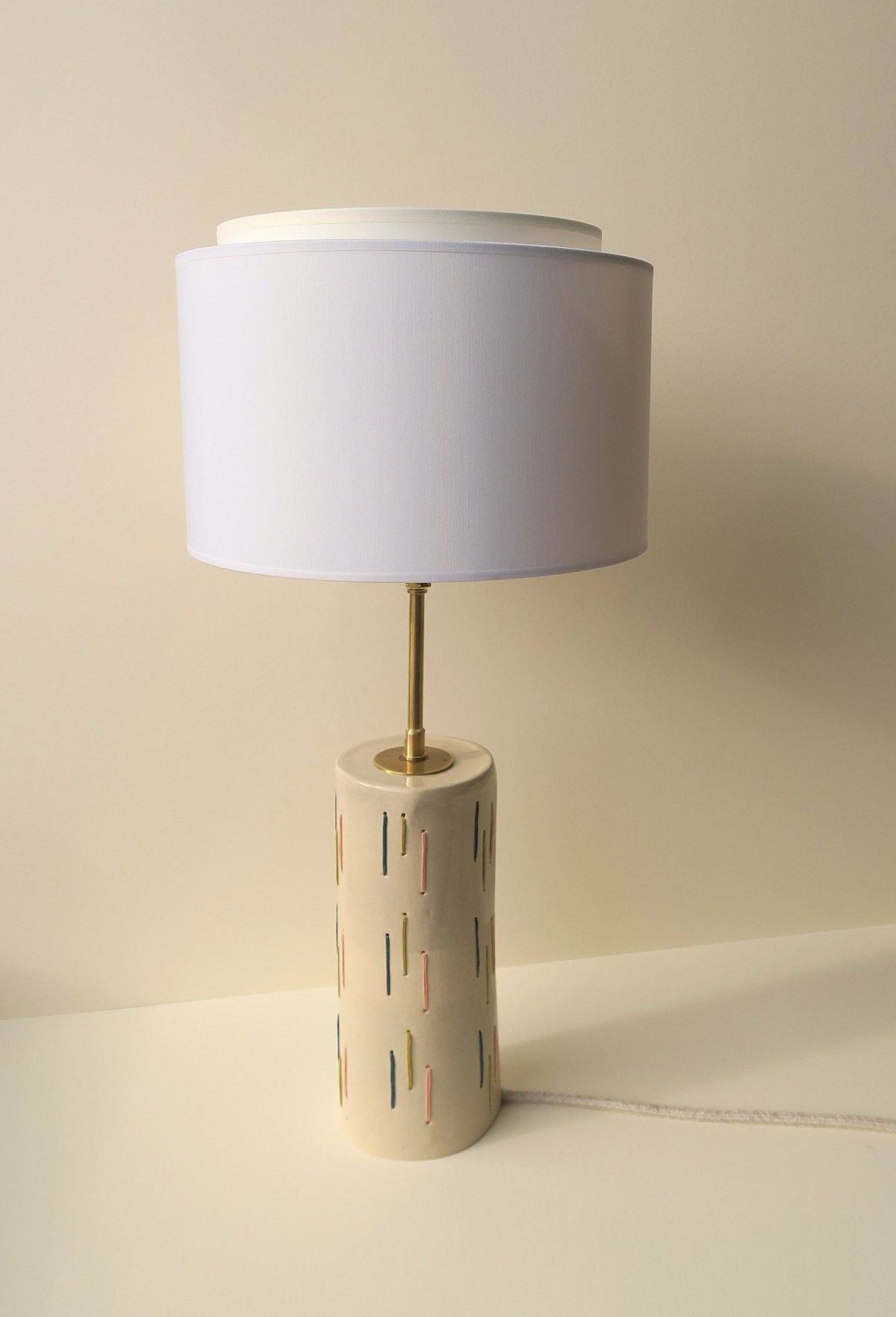 Lampe en grès, terre, collaboration avec une céramiste, broderie d'art, artisanat d'art, fil de coton, objet unique, décoration, Toulouse, personnalisation, décoration, finesse, manuel