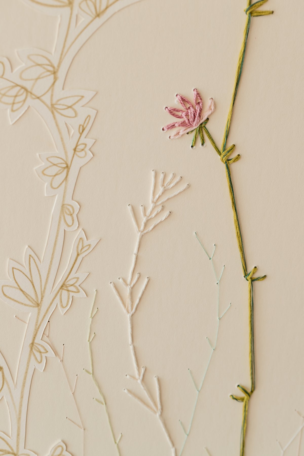 Mélange de matières, avec des fragments de terre brodés, des perles tissées et de la broderie sur papier