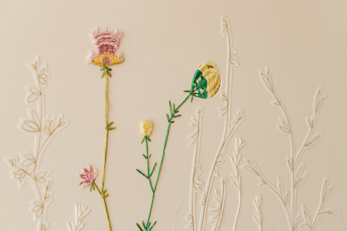 Le grès beige vient en relief, en ton sur ton avec le papier et le fil de broderie, pour rendre hommage aux près d'altitude
