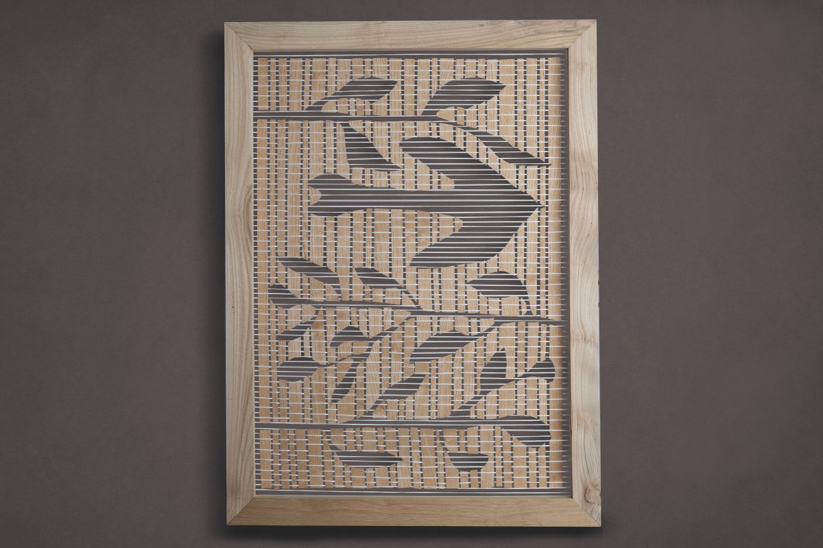 Oeuvre en bois de chêne et fils, sur un fond marron