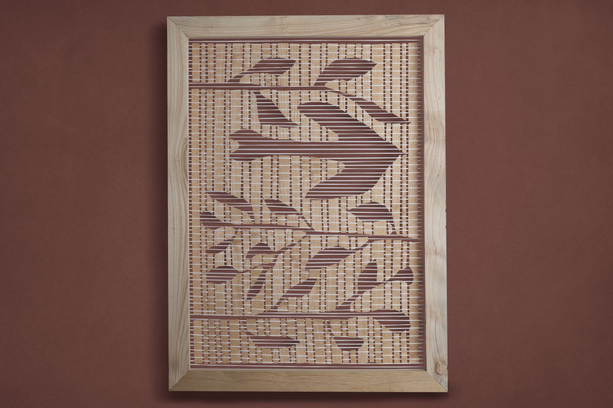 L'œuvre sur un fond couleur brique, avec ses formes rappelant la nature et ses rythmes