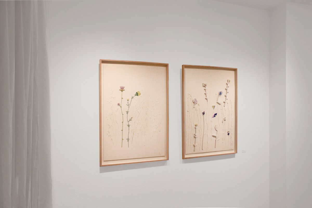 Tableaux Friche Exposition d'un mois, avec des oeuvres uniques, exposition autour du geste artisanal de la broderie et du monde végétal. Les oeuvres ont été conçues pour rendre hommage aux paysages laissés libres. Nous y voyons différentes textures, entre le fil, le grés, la gravure, dans un univers de douceur et de lérgerté.