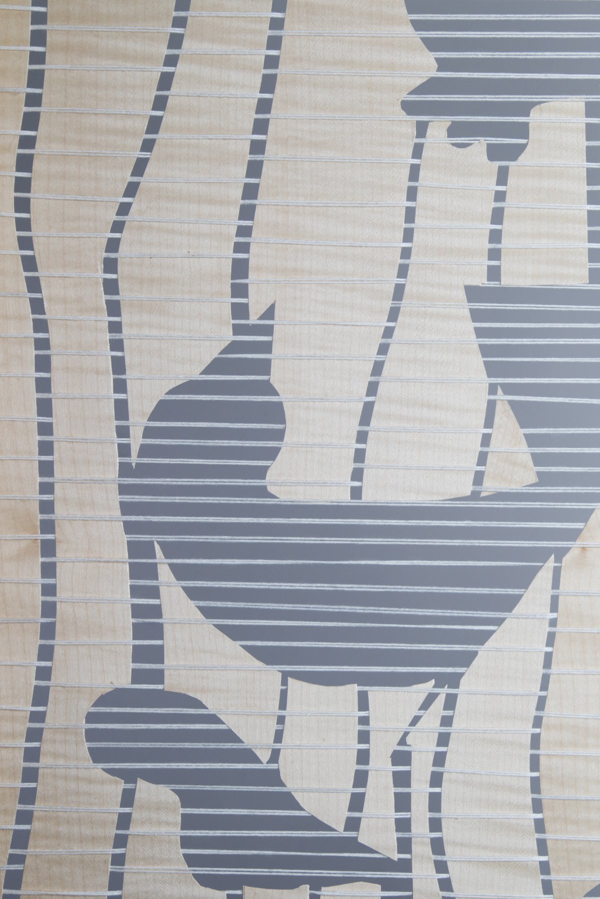 Détail de l'œuvre, le fibre du bois est mise en avant avec une découpe franche qui permet de voir les pleins et les vides