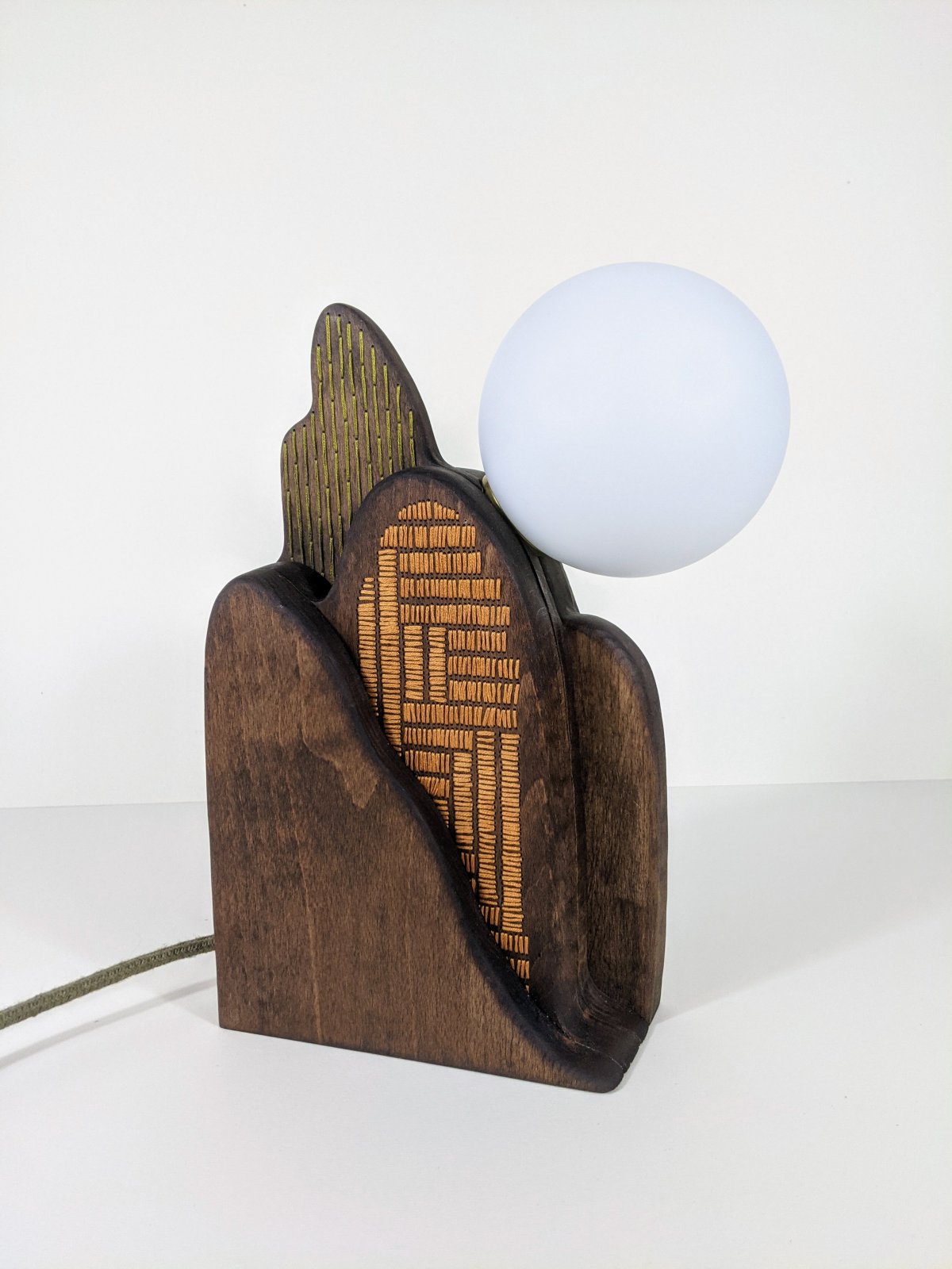 Collaboration avec une ébéniste, décoration d’intérieur, Toulouse, Occitanie, Artisanat d'art,  bois de hêtre, broderie à la main, coton et bois, lampe unique, objet singulier, artisanat d'art, 