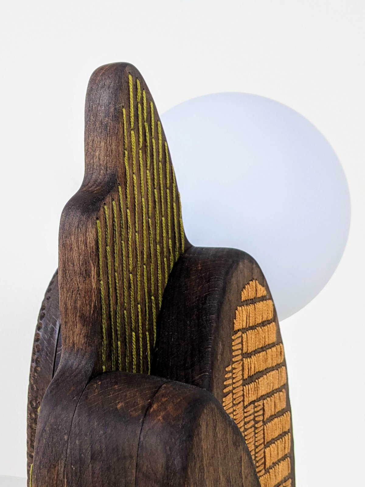 Collaboration avec une ébéniste, bois de hêtre, broderie à la main, coton et bois, lampe unique, objet singulier, artisanat d'art, Confection, Fabrication, A la main, Art textile